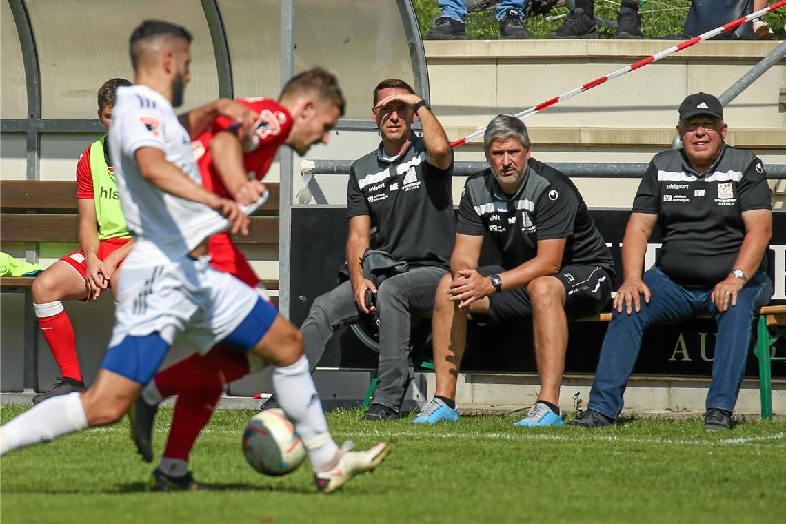 Marc Erdmann (Dritter von rechts) muss sich nach einem neuen Kontrahenten umschauen. Das Punktspiel gegen Bissingen fällt wohl aus. Foto: A. Becher