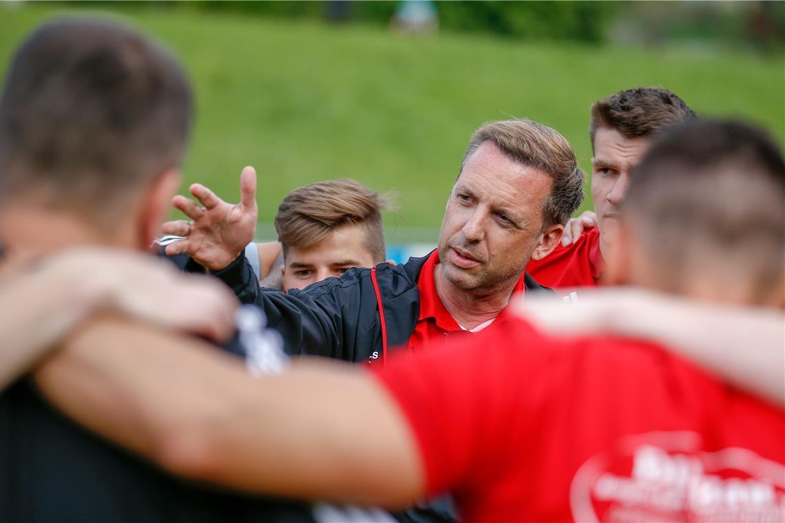 Solo zweier Großkopfeter sorgt für Ärger Marc Erdmann (Mitte) sieht das Gebaren der Stuttgarter Kickers und des SGV Freiberg sowie der dortigen Behörden sehr kritisch. Foto: A. Becher