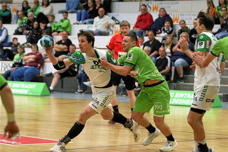 Marc Godon (am Ball) und der HC Oppenweiler/Backnang haben in Hildesheim enttäuscht. Foto: Alexander Hornauer