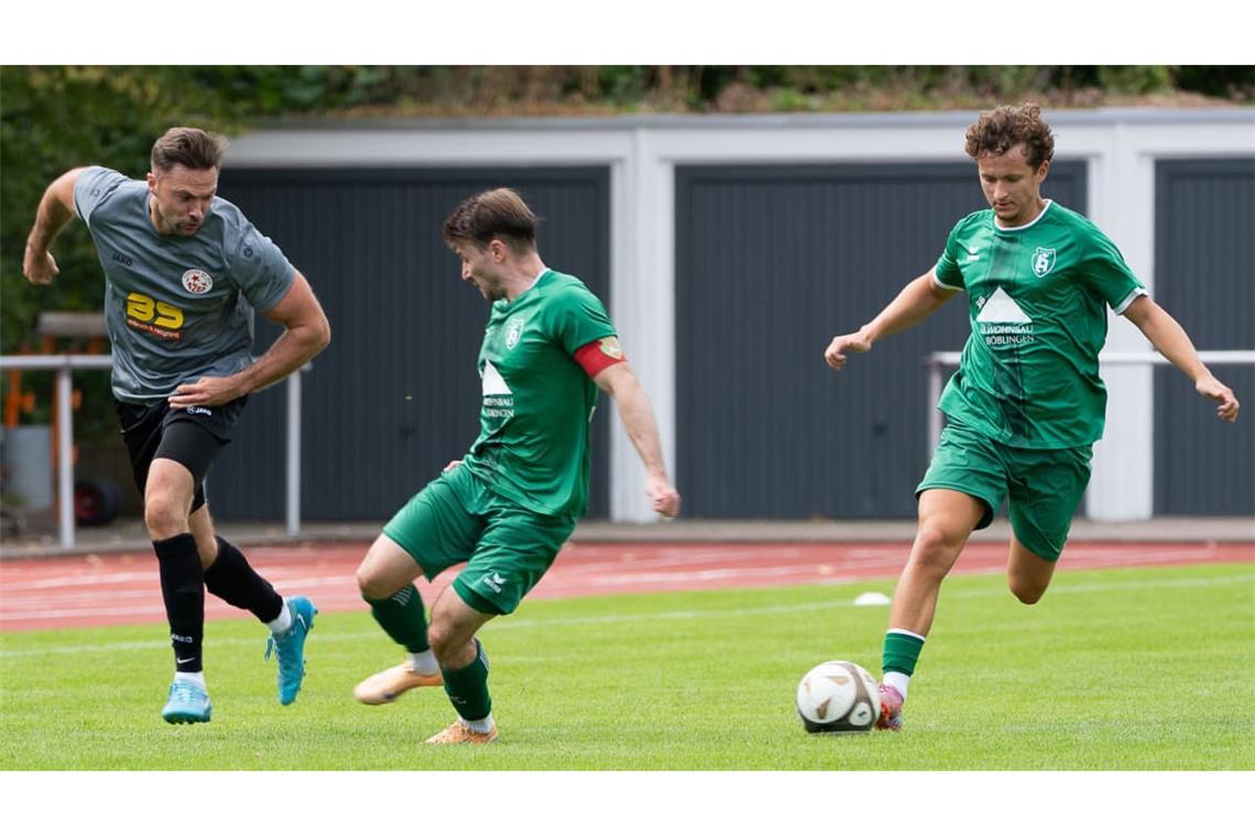 Marc Stefani (li.) von Fortuna Böblingen nimmt es mit zwei Spielern der SpVgg Holzgerlingen II (in Grün) auf: Am Ende behält die Hotze-Zweite aber doch die Oberhand.