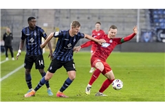 Marcel Carl (re.) und der FC-Astoria Walldorf wehrten sich gegen den SV Waldhof und Niklas Hoffmann (Mi.).  

IMAGO/Oliver Zimmermann