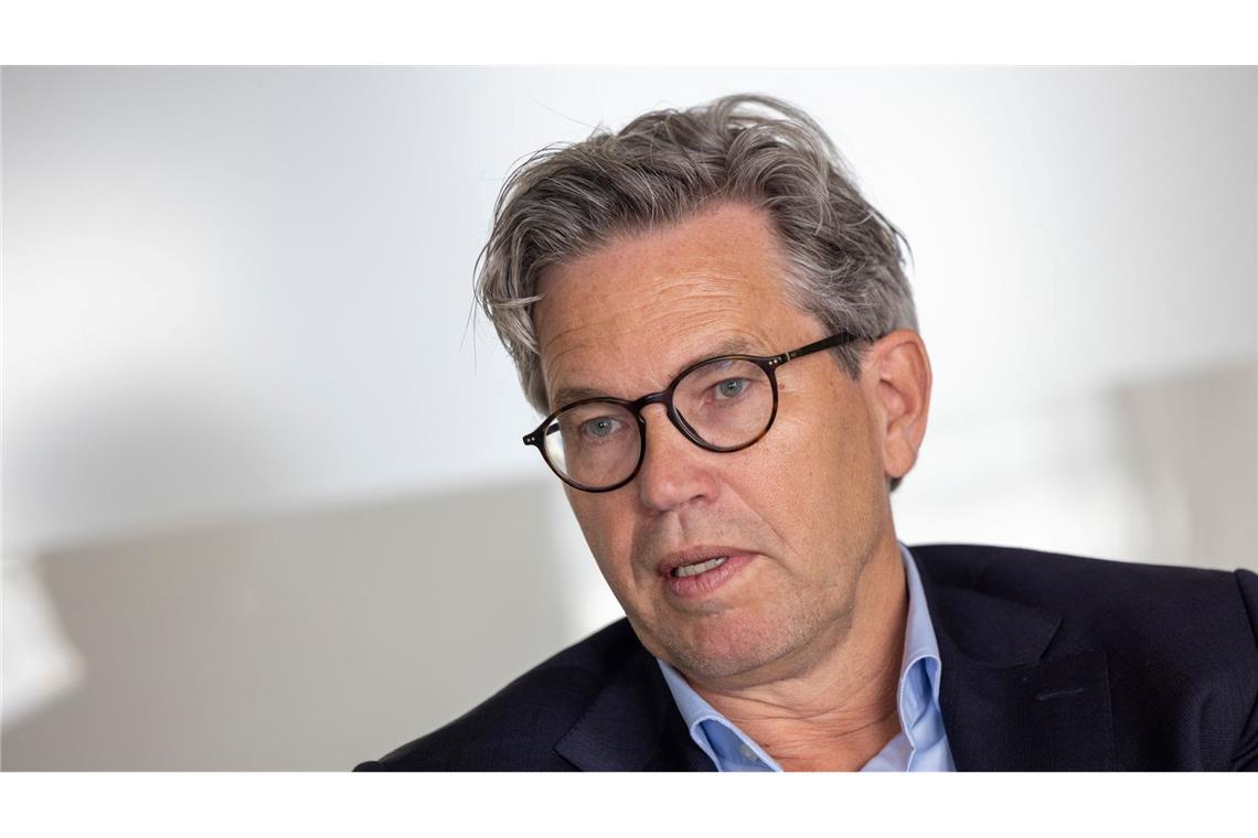 Zwei Millionen Fernseh-Kunden kehren Vodafone den Rücken Marcel de Groot, der CEO von Vodafone Deutschland, spricht in der Firmenzentrale mit einem Journalisten.