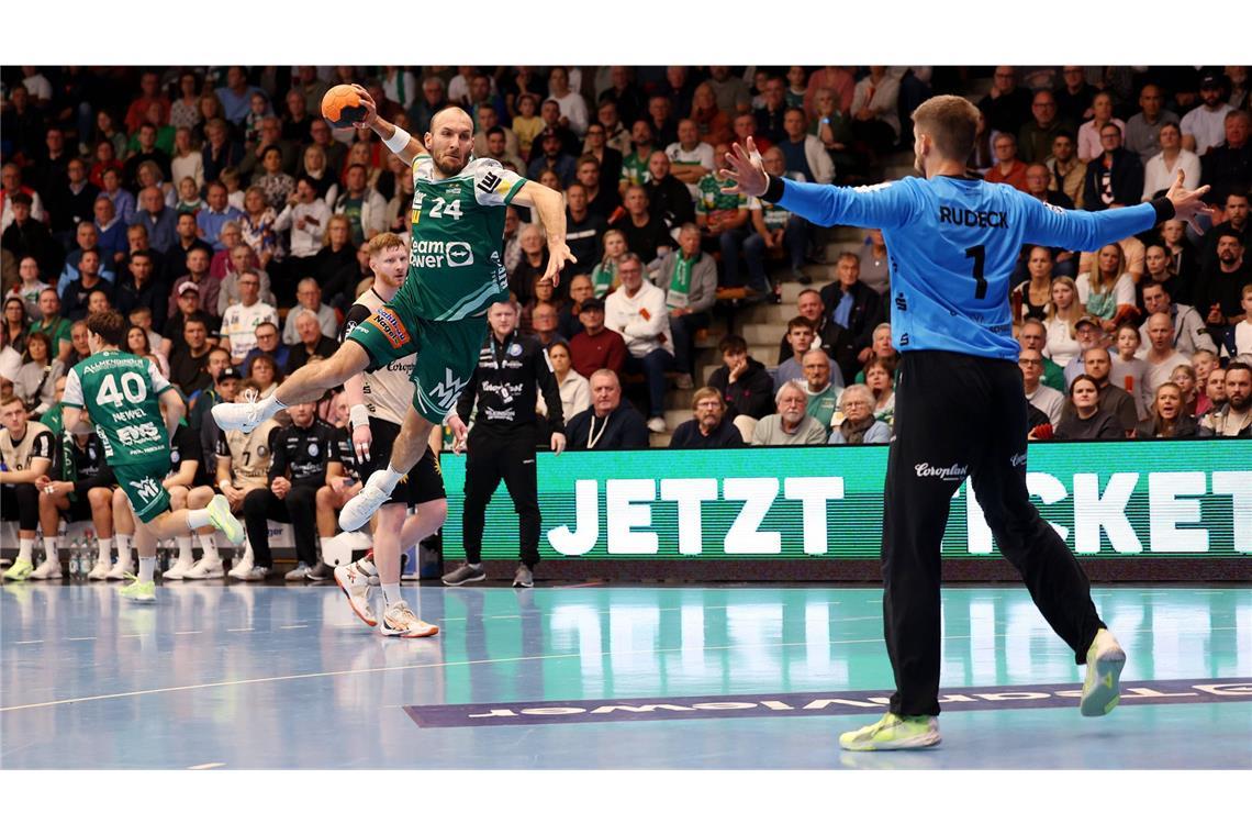 Frisch Auf mit Geduld und starker Deckung zum Arbeitssieg Marcel Schiller hatte seine Probleme mit BHC-Keeper Christopher Rudeck.