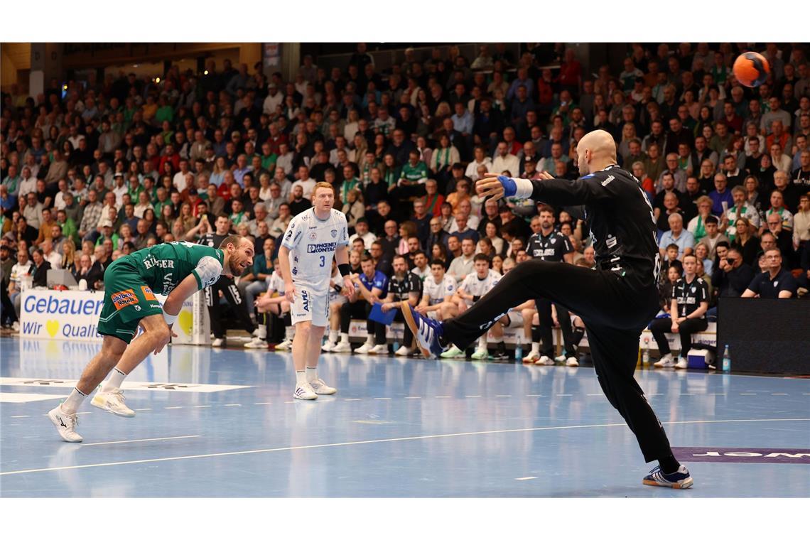 Marcel Schiller überwindet den Ex-Göppinger Urh Kastelic im TBV-Tor.