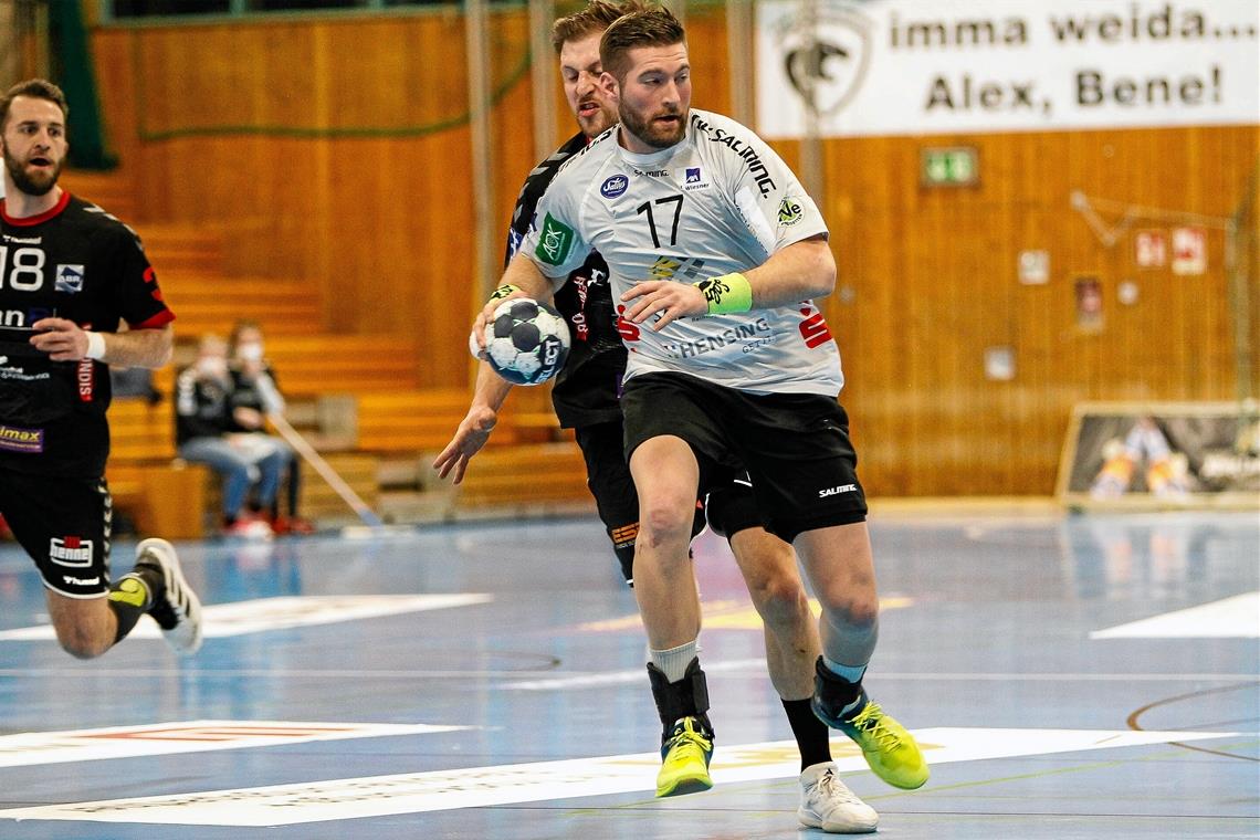 Bruder-Duell beim Gastspiel des HC Oppenweiler/Backnang beim TV Emsdetten Marcel Schliedermann (am Ball) empfängt mit dem TV Emsdetten seinen Bruder. Foto: Imago