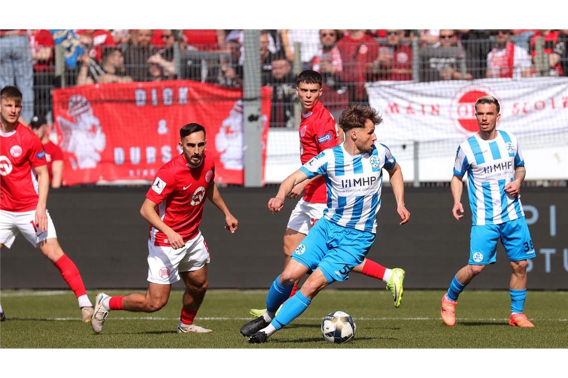 Dem Fußballfest fehlt der gute Schluss Marcel Schmidts beackerte als Schienenspieler die rechte Seite.