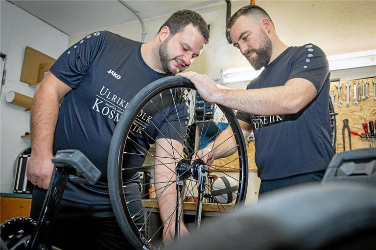 Marcel Schüle (links) und Björn Bootsmann schrauben in der Radsporthalle in Waldrems gemeinsam an ihren Rädern. Foto: Alexander Becher