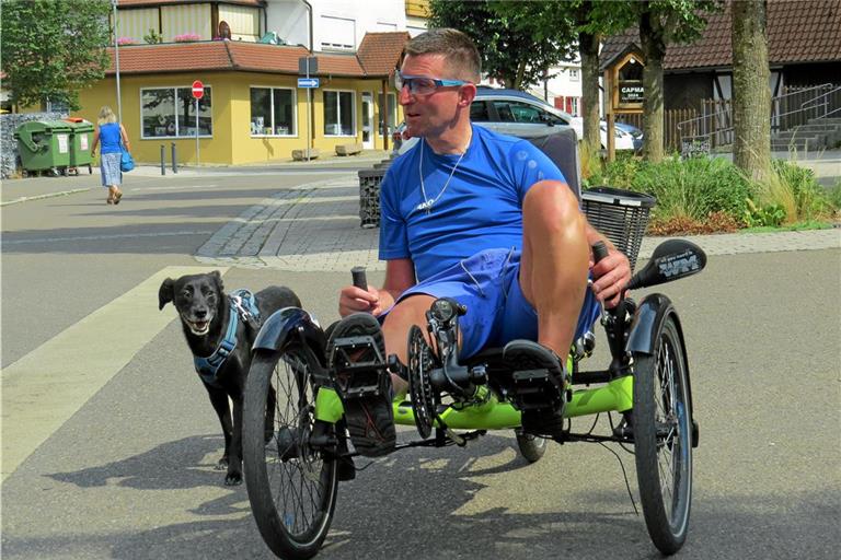 Marco Longobucco ist in Murrhardt oft mit seinem Liegerad und seinem Hund Pi unterwegs. Nicht überall gibt es Radwege oder sehr breite Gehwege, sodass er teils auf der Straße fahren muss, wo nicht alle Autofahrer Rücksicht nehmen. Foto: Christine Schick