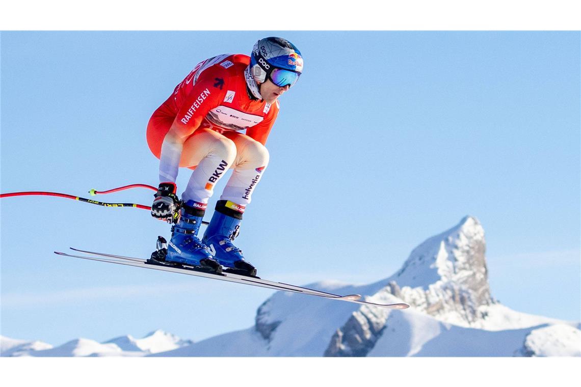 Marco Odermatt, Ski alpin Zuletzt, nach der Abfahrt in Kitzbühel, flossen bei Marco Odermatt (28) die Tränen – weil er mal nicht gewonnen hatte. „Heute“, schluchzte der Schweizer, dem sieben Hundertstel Sekunden auf den Italiener Giovanni Franzoni gefehlt hatten, „ging es nur um den Sieg.“ Am Tag danach entschuldigte sich Odermatt für seine Emotionen. Es gebe so viele Sportler, die ihre Ziele nie ganz erreichen, schrieb er. Und: „Ich dagegen kann meinen Traum leben.“ Und wie! Außer dem Erfolg auf der Streif fehlt dem besten Skifahrer der Welt kaum etwas in seiner Vita. Er holte 2022 in Peking Olympia-Gold im Riesenslalom, gewann drei WM-Titel, in den letzten vier Wintern den Gesamtweltcup, dazu mittlerweile 53 Weltcup-Rennen. Rang zwei in Kitzbühel war sein 100. Podestplatz. Nun, bei den olympischen Rennen, ist er in vier Disziplinen der Top-Favorit. Ob es in Bormio Tränen der Freude gibt? Seinen Konkurrenten Vincent Kriechmayr würde es nicht wundern. „Ab und zu wäre es schön“, meinte der Österreicher neulich über Odermatt, „wenn er ein bisschen langsamer fahren würde.“