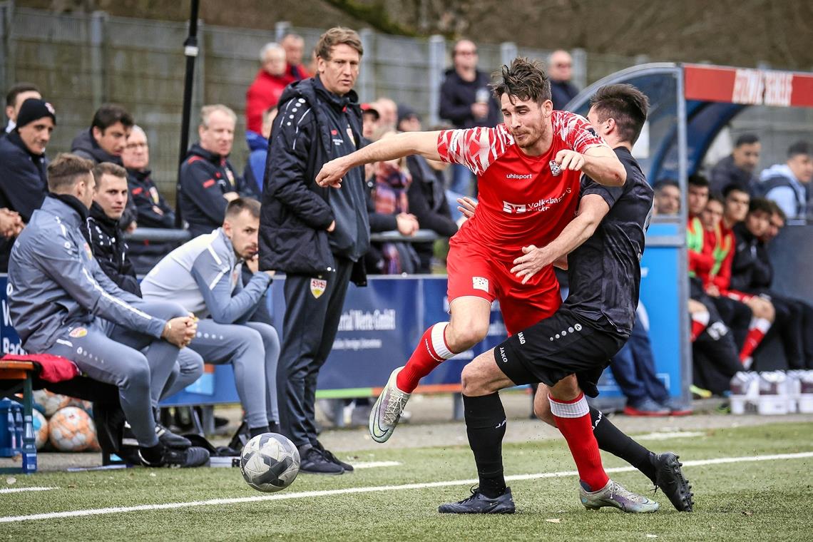 TSG Backnang und SG Sonnenhof Großaspach sind schon gut in Form Marco Rienhardt und die TSG Backnang (rote Trikots) bereiteten dem Regionalliga-Team des VfB Stuttgart unerwartet große Probleme. Foto: Alexander Becher