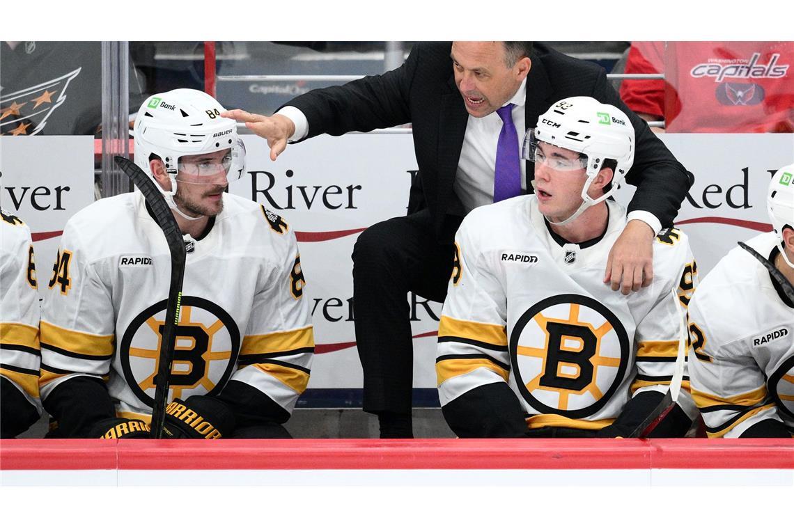 Trotz 400. NHL-Tor und 3:0-Führung: Niederlage für Draisaitl Marco Sturm (M) feierte mit Boston seinen ersten Sieg als NHL-Cheftrainer.