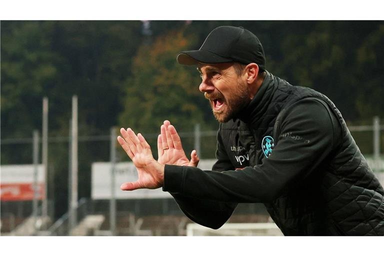 Marco Wildersinn versucht von außen Einfluss zu nehmen auf das Spiel der Stuttgarter Kickers.