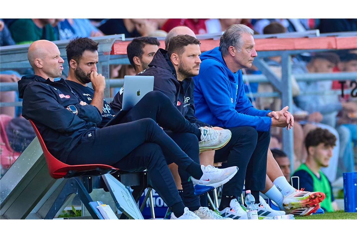 Mit bewährter Elf gegen SC Freiburg II Marco Wildersinns Trainerteam wieder komplett: Die Assistenten Dominik Lang und Kerem Arslan sowie Torwarttrainer Denis Jercic (v.li.) neben Sport-Geschäftsführer Lutz Siebrecht.