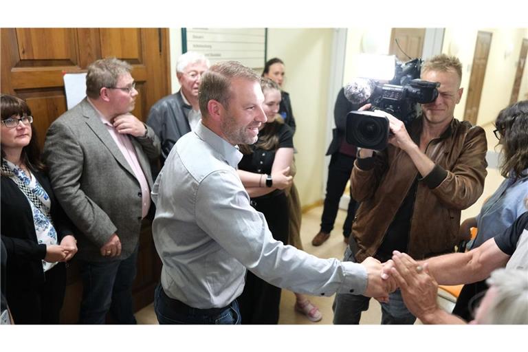 Marcus Hoffmann nimmt nach seinem Wahlsieg Glückwünsche entgegen.