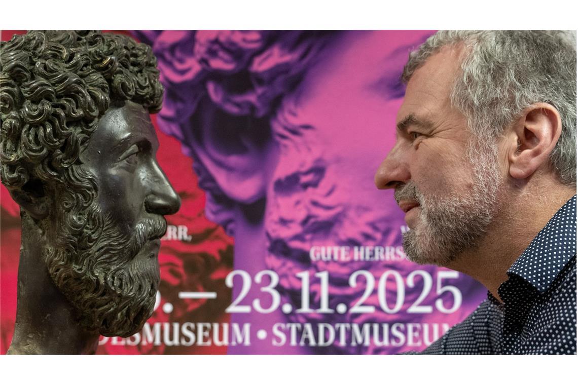Warum der römische Kaiser Marc Aurel bis heute aktuell ist Marcus Reuter, Direktor des Rheinischen Landesmuseums in Trier, schaut sich vor einem Plakat zur Landesausstellung neben einer Nachahmung des Kopfes des römischen Kaisers Marc Aurel in die Kamera. Die Ausstellung im Rheinischen Landesmuseum und dem Stadtmuseum Trier ist vom 15. Juni bis 23. November 2025.