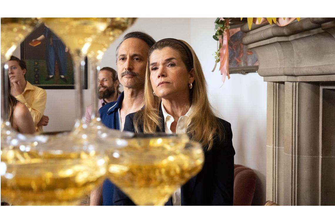 Mareike Berger (Anke Engelke) und Miller (Michael Ostrowski) hinter der Champagner-Pyramide.
