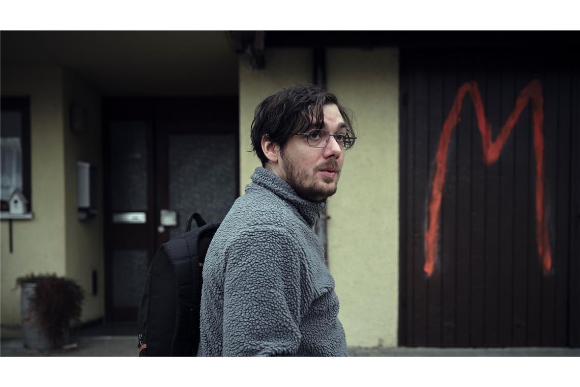 „Lass sie gehen“: Wie war der neue „Tatort“ aus Stuttgart? Marek Gorsky (Timocin Ziegler) hat das Opfer geliebt. Die Dorfbewohner halten ihn für den Täter, zumal er Migrationshintergrund hat.