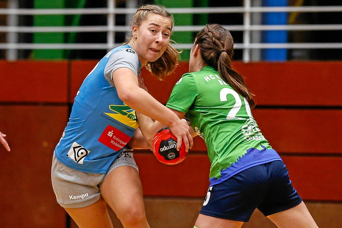 Titelgewinn nach einer Gefühlsachterbahn Maren Haberl (am Ball) ist die beste Torschützin der SGW-Handballerinnen. Foto: Alexander Becher