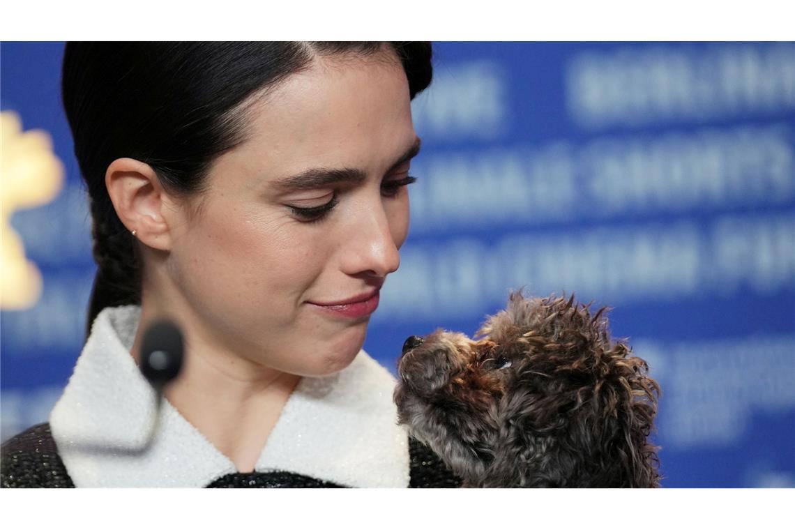 Margaret Qualley überrascht auf Pressekonferenz mit Hund Margaret Qualley präsentierte ihren Hund erstmals der Öffentlichkeit.