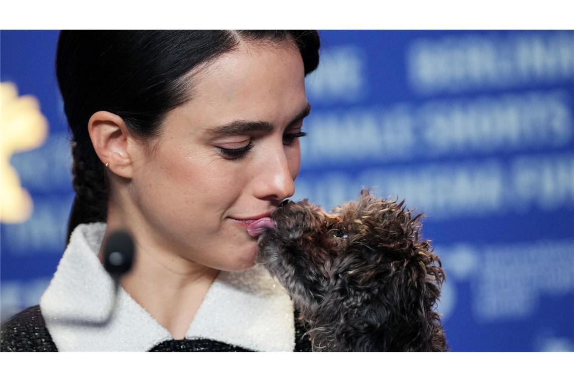 Margaret Qualley überrascht auf Pressekonferenz mit Hund Margaret Qualley präsentierte ihren Hund erstmals der Öffentlichkeit.