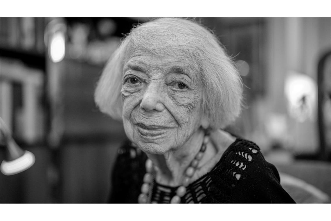 Bilder des Tages Margot Friedländer, Holocaust-Überlebende, blickt am Rande eines Interviews mit Journalisten der Deutschen Presse-Agentur zum 80. Jahrestag der Auschwitz-Befreiung in die Kamera des Fotografen.