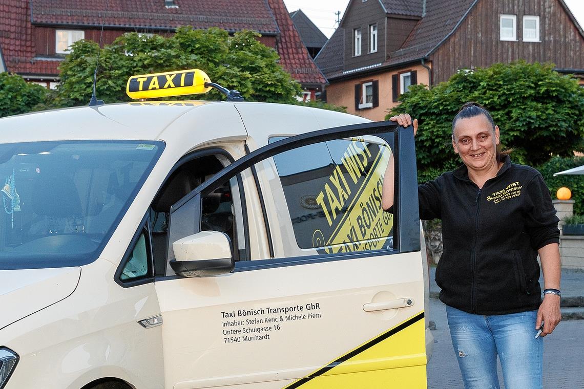 Durch den Abend, durch die Nacht Maria Belali macht am Ferdinand-Nägele-Platz in Murrhardt Station. Abends und zur Schlafenszeit steht sie bereit, wenn jemand eine Taxifahrt braucht. Foto: J. Fiedler