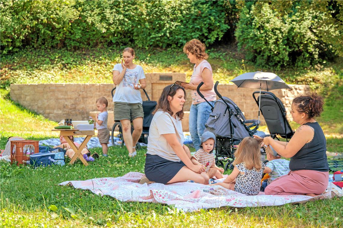 Picknickfreuden und gemeinsames Entspannen Maria Di Benedetto (rechts) beschert einer kleinen Lady eine Flechtfrisur. Fotos: Stefan Bossow