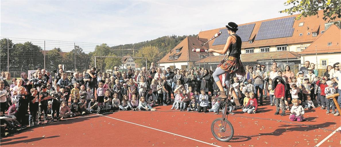 Maria, die Gauklertochter, läutet das Kinderfest mit einer Jonglage- und Akrobatikshow ein. Foto: J. Fiedler