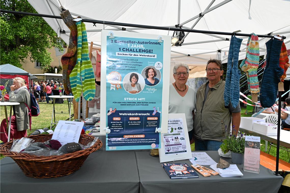 Maria Schetter-Fluor hat den Markt organisiert. An ihrem Stand informiert sie mit ihrem Mann Erwin zu einer Weltrekord-Sockenstrickaktion.