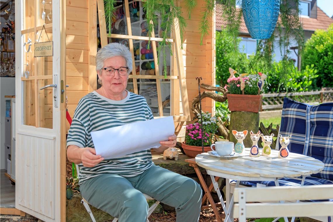 Maria Schetter-Fluor ist im Endspurt fürs Wochenende und schaut noch mal auf den Standplan. Zu Hause in ihrem Garten lassen sich auch jede Menge kunstvolle kleine Repräsentanten des Januariusmarkts von Kolleginnen und Kollegen finden. Foto: Stefan Bossow