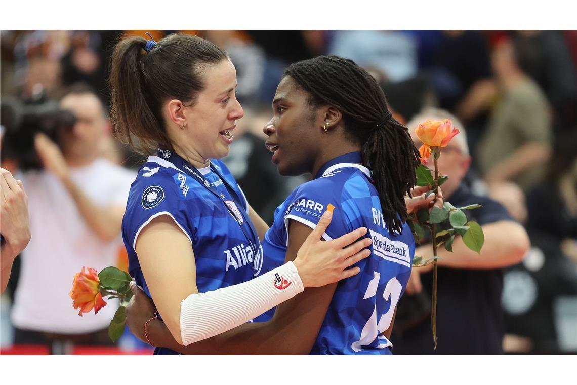 Die emotionalen Bilder eines traurigen Volleyball-Abends Maria Segura Pallerés und Krystal Rivers