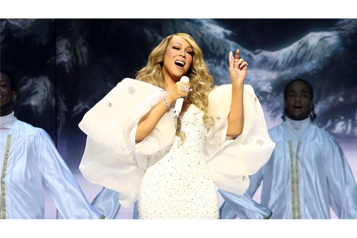 Mariah-Rekord: Alles, was die Leute zum Fest wollen, ist sie Mariah Carey trat am 17. Dezember bei einem ihrer zahlreichen Weihnachtskonzerte 2024 in Brooklyn in New York auf.