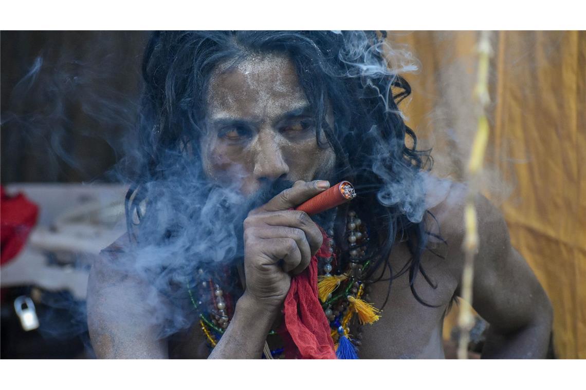 Bilder des Tages Marihuana gegen die Kälte: Momentaufnahme von der Gangasagar-Messe