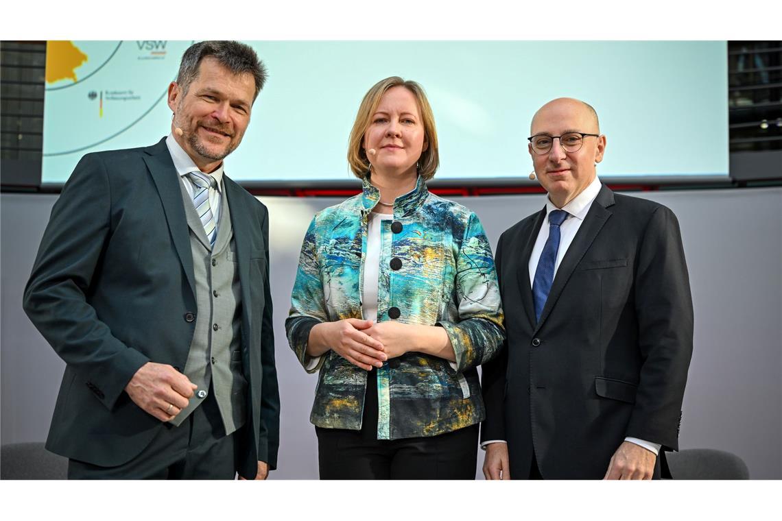 Marika Linntam, Botschafterin der Republik Estland in Berlin, berichtet von Präventionsmaßnahmen ihres Landes gegen Sabotage und Cyberoperationen Russlands.