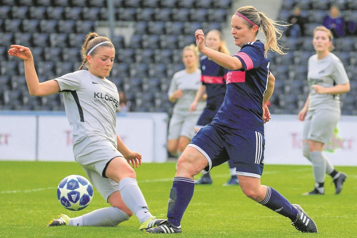 Coach Holder: „Wir sind gut aufgestellt“ Marina Herbst (rechts) gehört zu den Stützen im Murrhardter Mittelfeld. Foto: A. Becher