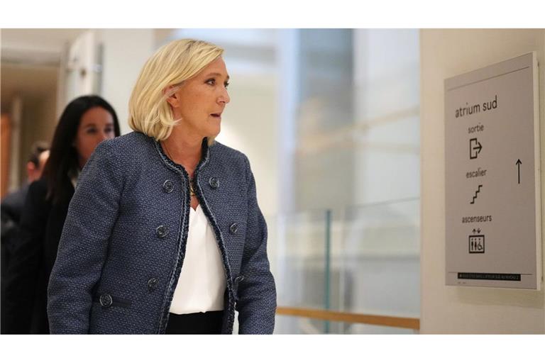 Marine Le Pen wurde verurteilt, Fußfessel zu tragen.