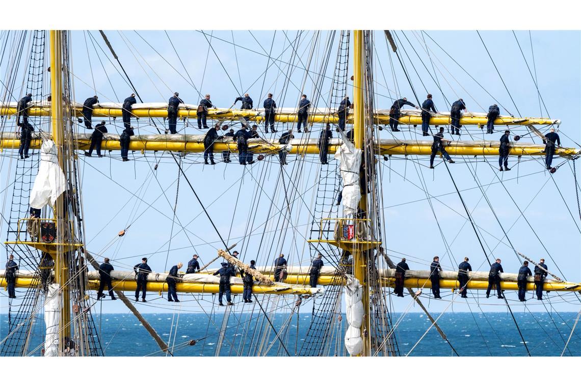Bilder des Tages Marinesoldaten stehen bei der Ausfahrt aus dem Hafen Warnemünde an den Rahen auf dem Segelschulschiff Gorch Fock.
