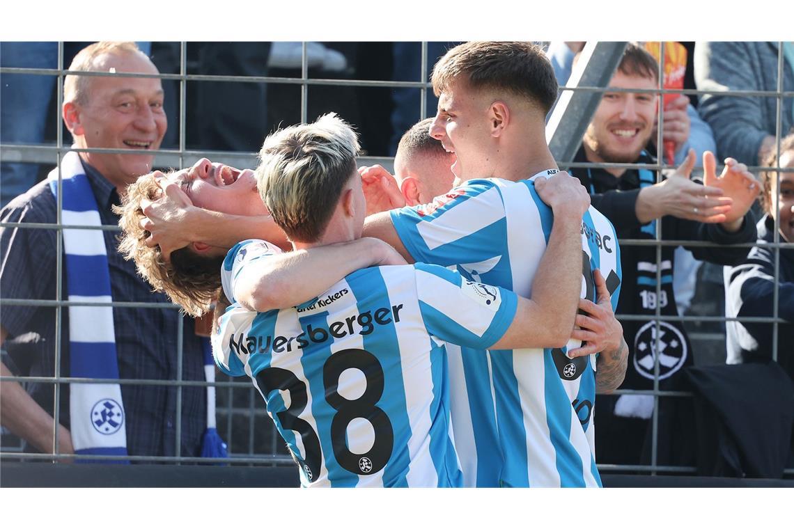 Jugend forsch bei den Blauen Mario Borac (re.) beglückwünscht gemeinsam mit Christian Mauersberger Doppel-Torschütze Nevio Schembri (li.).