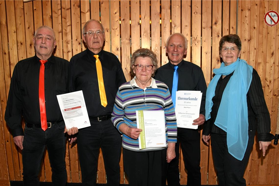 Schwungvolle Schlager, spaßiges Schauspiel Mario Brenner hat als Vorsitzender des Chorverbands Friedrich Schiller den langjährigen Aktiven und Mitgliedern Manfred Wurst, Marianne Demel und Dieter Wurst Ehrungen verliehen – gemeinsam mit Vorsitzender Gisela Wurst (von links).