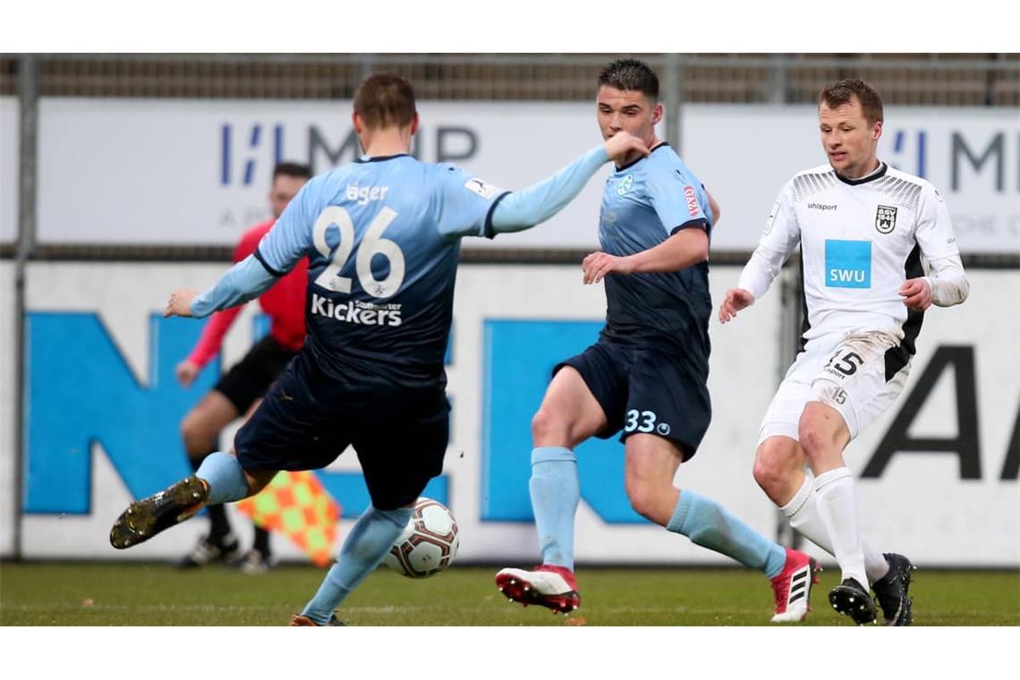 Mario Suver (Mi.) trägt nun wieder das Kickers-Trikot.