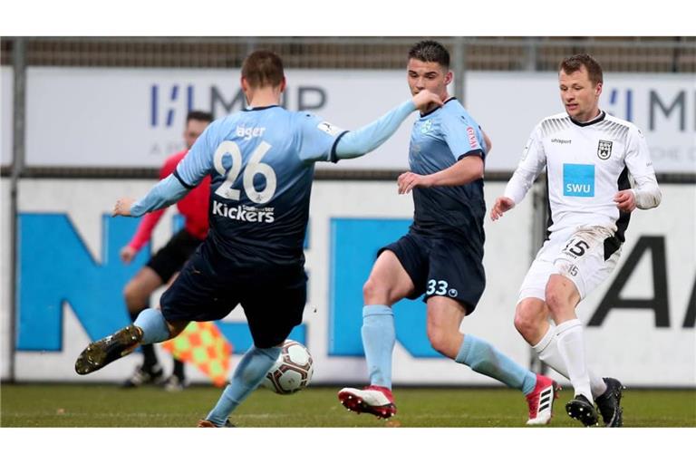 Mario Suver (Mi.) trägt nun wieder das Kickers-Trikot und sitzt gegen Aalen zunächst auf der Bank.