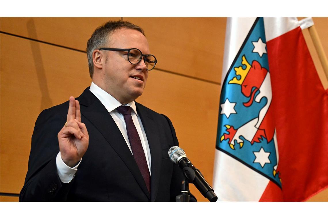"Thüringer Innovation": Voigt mit Linke-Hilfe Regierungschef Mario Voigt hat es im ersten Wahlgang ins Ministerpräsidentenamt geschafft und wurde vereidigt.