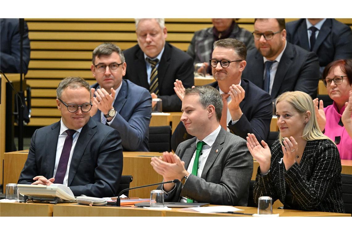 Bilder des Tages Mario Voigt (l, CDU), wird nach seiner Wahl zum neuen Ministerpräsidenten von Thüringen beglückwünscht.