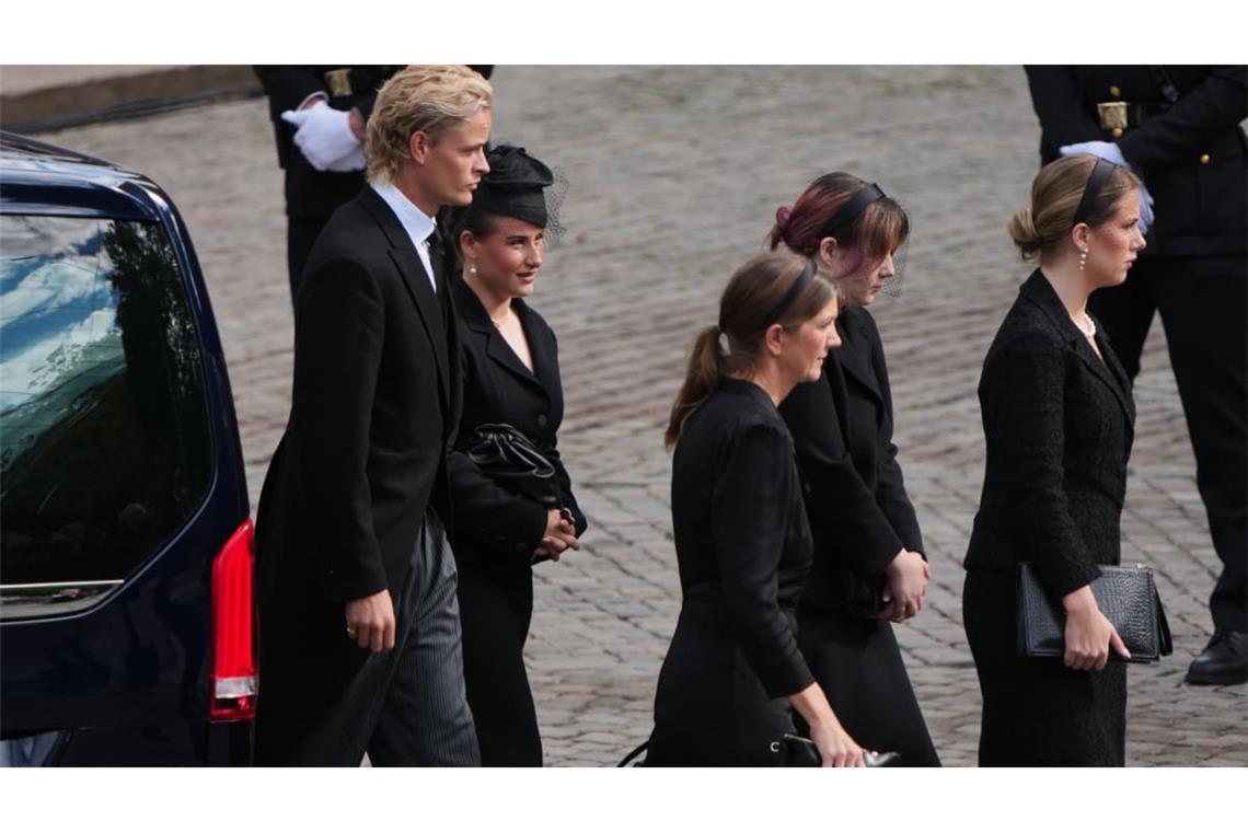 Marius Borg Høiby kommt gemeinsam mit Maud Angelica, Leah Isadora und Emma Tallulah Behn, den drei Töchtern von Prinzessin Märtha Louise, zur Trauerfeier für König Harald V. im Osloer Dom.