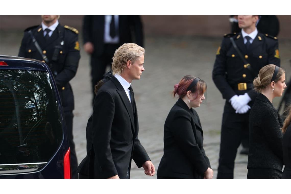 Marius Borg Hoiby (links), der Sohn von Königin Mette-Marit von Norwegen, und die Töchter von Prinzessin Märtha Louise von Norwegen treffen vor der Osloer Kathedrale ein, um den Sarg des verstorbenen Königs Harald V. von Norwegen in Empfang zu nehmen.