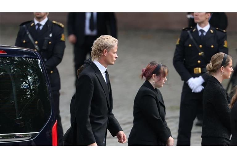 Marius Borg Hoiby (links), der Sohn von Königin Mette-Marit von Norwegen, und die Töchter von Prinzessin Märtha Louise von Norwegen treffen vor der Osloer Kathedrale ein, um den Sarg des verstorbenen Königs Harald V. von Norwegen in Empfang zu nehmen.