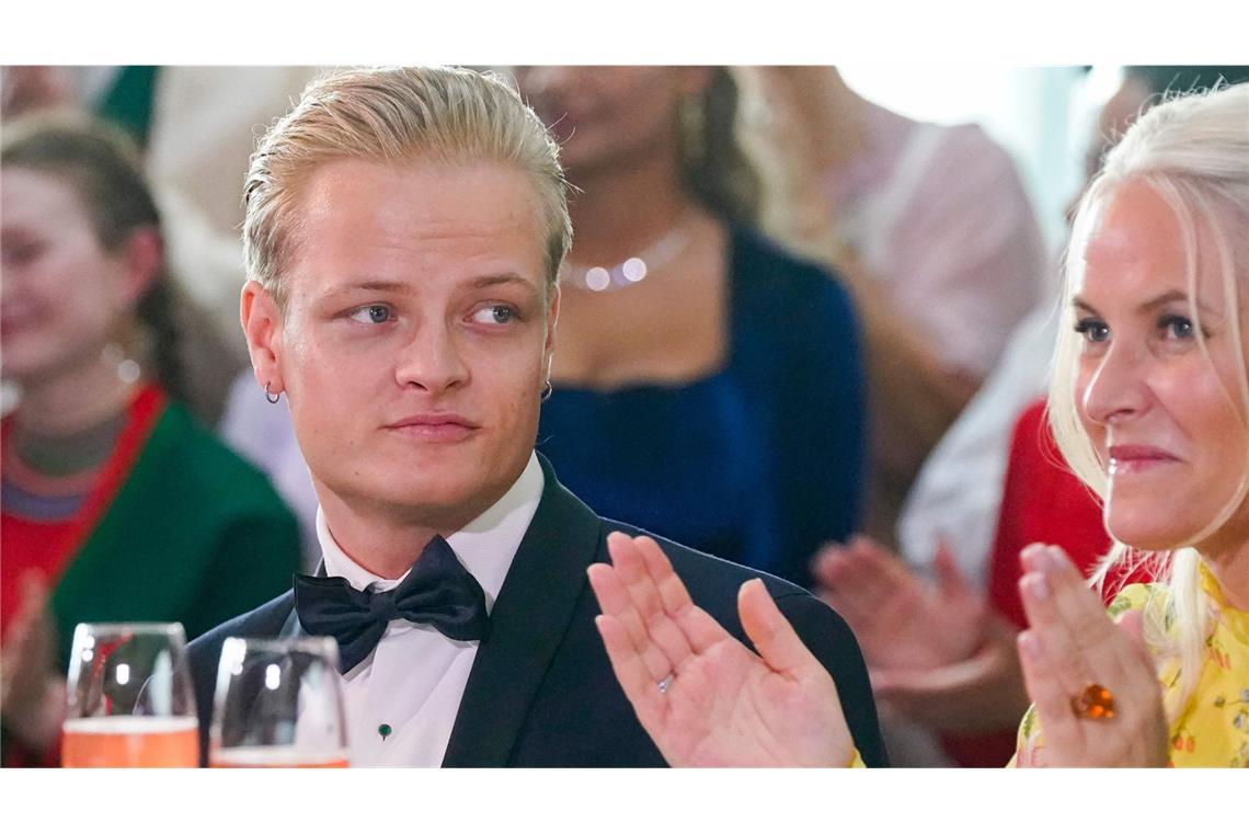Sohn von Mette-Marit wegen Vergewaltigungsverdachts festgenommen Marius Borg Hoiby sitzt neben seiner Mutter, Kronprinzessin Mette-Marit von Norwegen. (Archivbild)