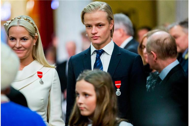 Marius Borg Høiby, Sohn der norwegischen Kronprinzessin Mette-Marit (l.), muss sich aktuell vor Gericht verantworten.