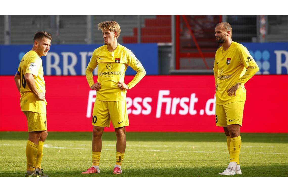 Marius Kunde, Lukas Stoppel, Fabian Eisele (v.li.): Bediente Spieler der SG Sonnenhof Großaspach nach der 1:7-Klatsche.