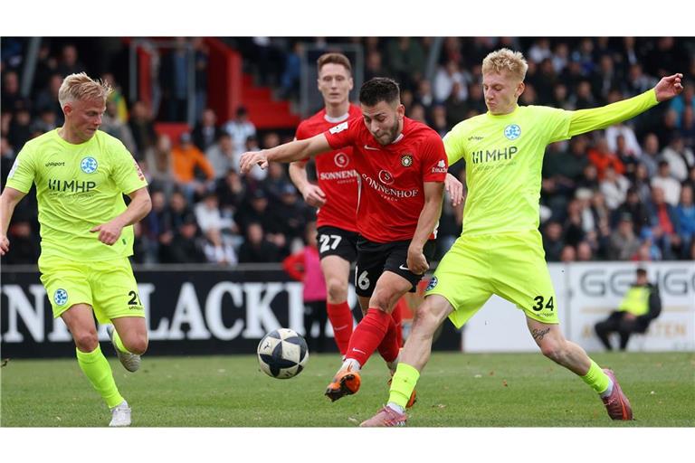 Marius Kunde setzt sich im Derby gegen die Stuttgarter Kickers gegen Oskar Hencke (re.) und Per Lockl durch.      

Julia Rahn